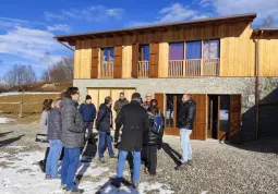 Il rifugio Dusaman ora  è l'attrezzata porta per  la stada dei Cannoni